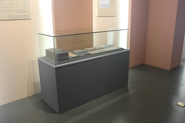 博物馆桌柜1